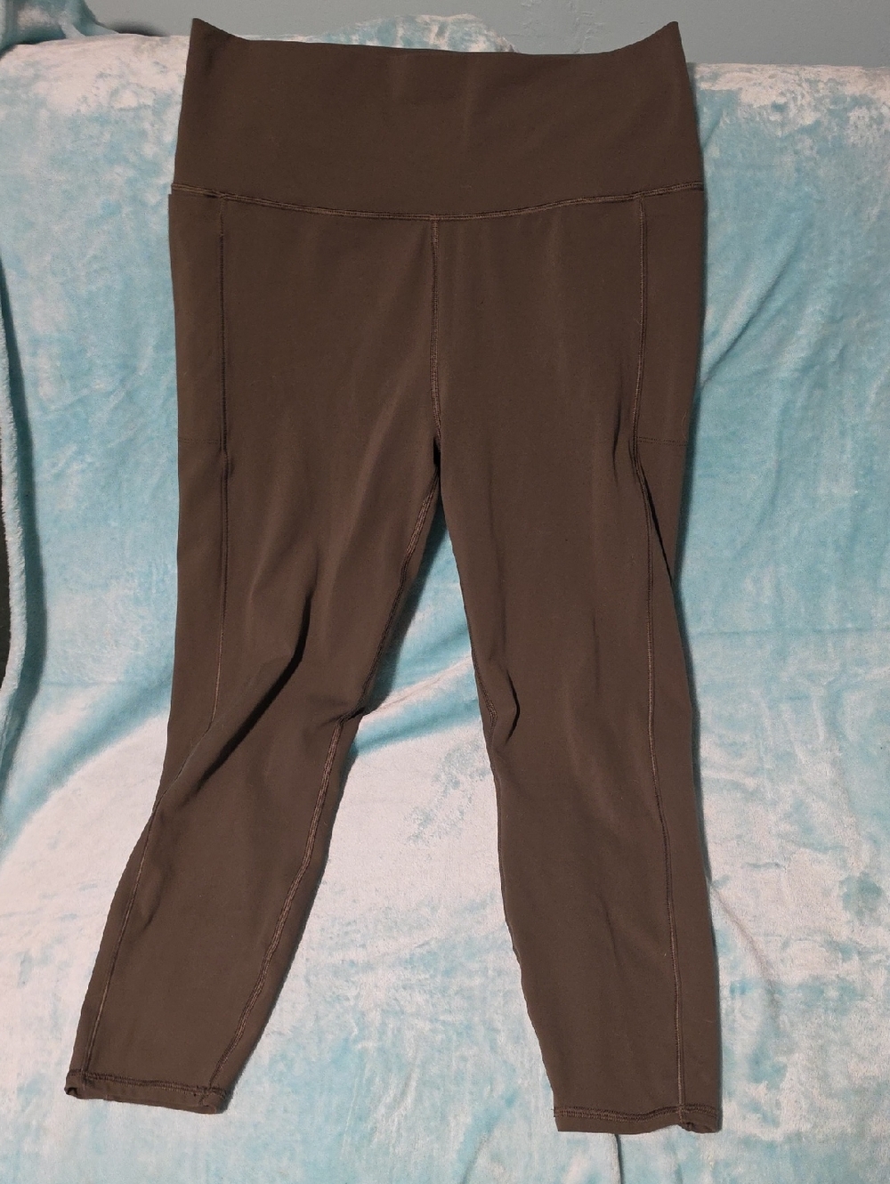 Vuori High-Waist Performance Leggings in Olive Green
